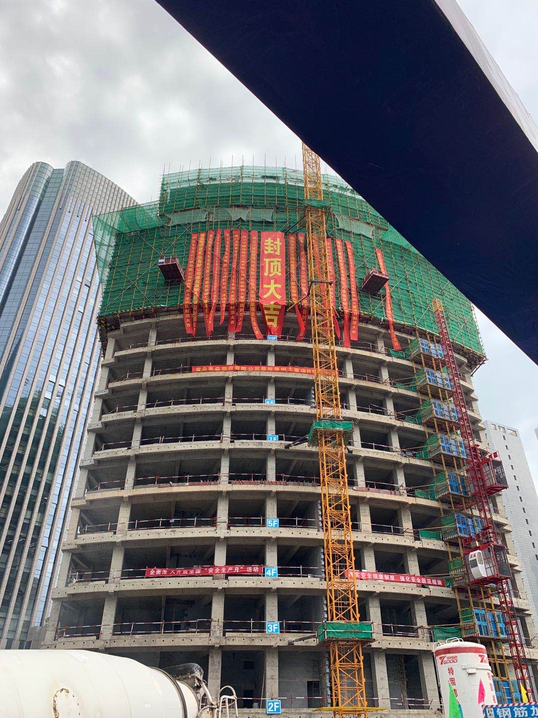 中建聯(lián)合|萊鋼大廈萊鋼綜合商務(wù)寫字樓項目順利封頂！(圖1)