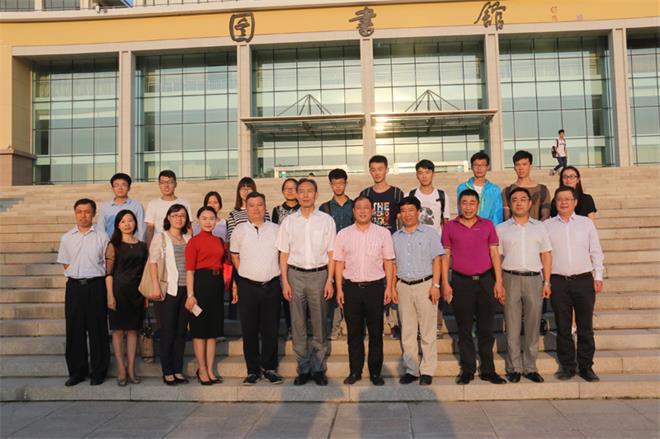 集團(tuán)捐資100萬元人民幣在中國(guó)海洋大學(xué)設(shè)立德才獎(jiǎng)學(xué)基金(圖5)