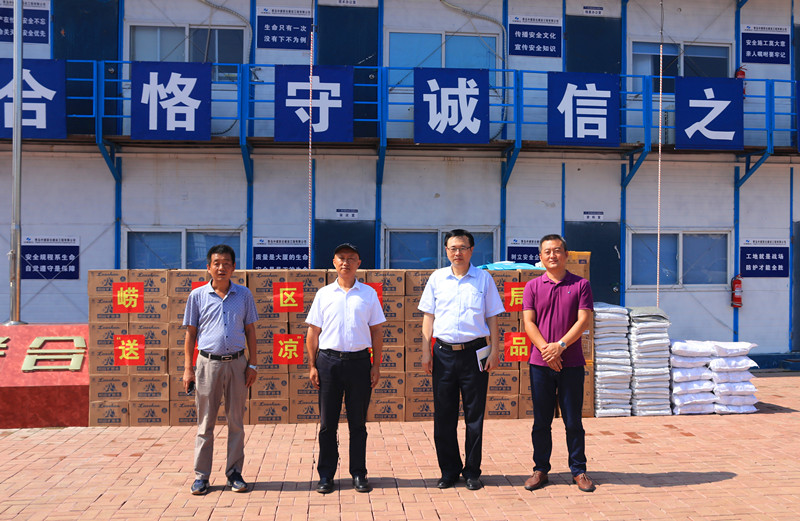 情系基層送清涼  堅(jiān)守崗位戰(zhàn)高溫——嶗山區(qū)城鄉(xiāng)建設(shè)局走訪(fǎng)慰問(wèn)中建聯(lián)合一線(xiàn)作業(yè)人員(圖1)