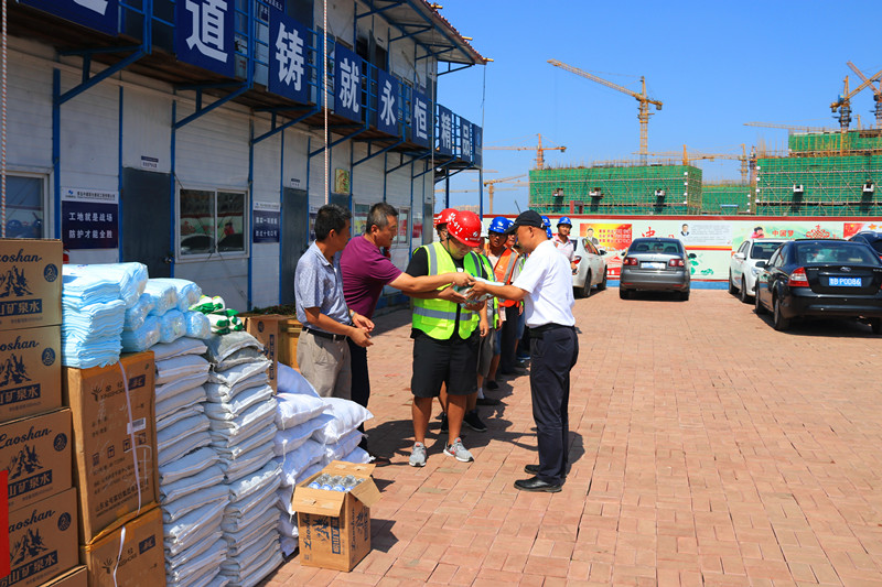 情系基層送清涼  堅(jiān)守崗位戰(zhàn)高溫——嶗山區(qū)城鄉(xiāng)建設(shè)局走訪(fǎng)慰問(wèn)中建聯(lián)合一線(xiàn)作業(yè)人員(圖2)