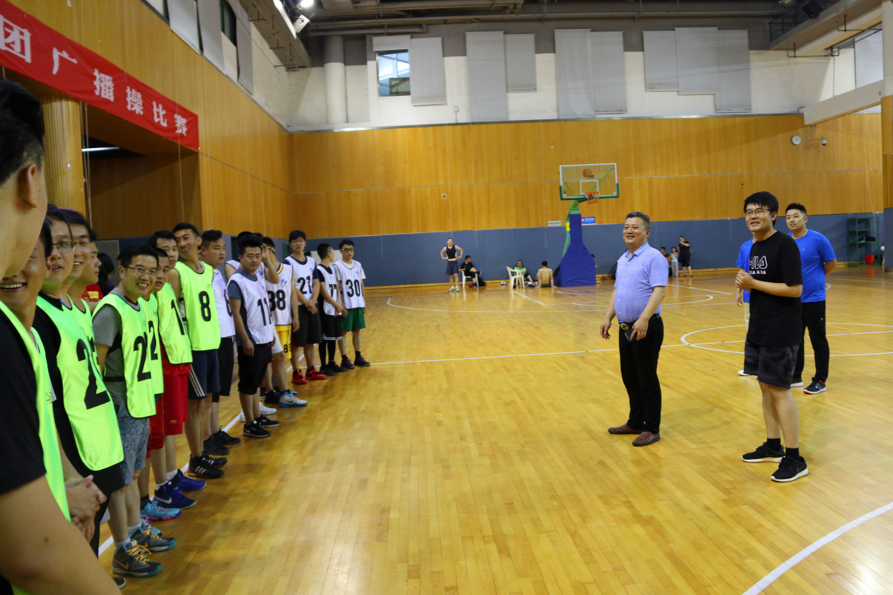 “中建聯(lián)合杯”暨德才集團(tuán)籃球邀請(qǐng)賽火熱來襲(圖1)