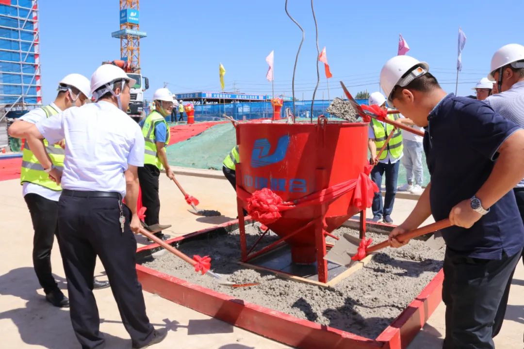 獻(xiàn)禮第38個(gè)教師節(jié)，中建聯(lián)合承建的新三屯小學(xué)綜合樓正式封頂(圖3)