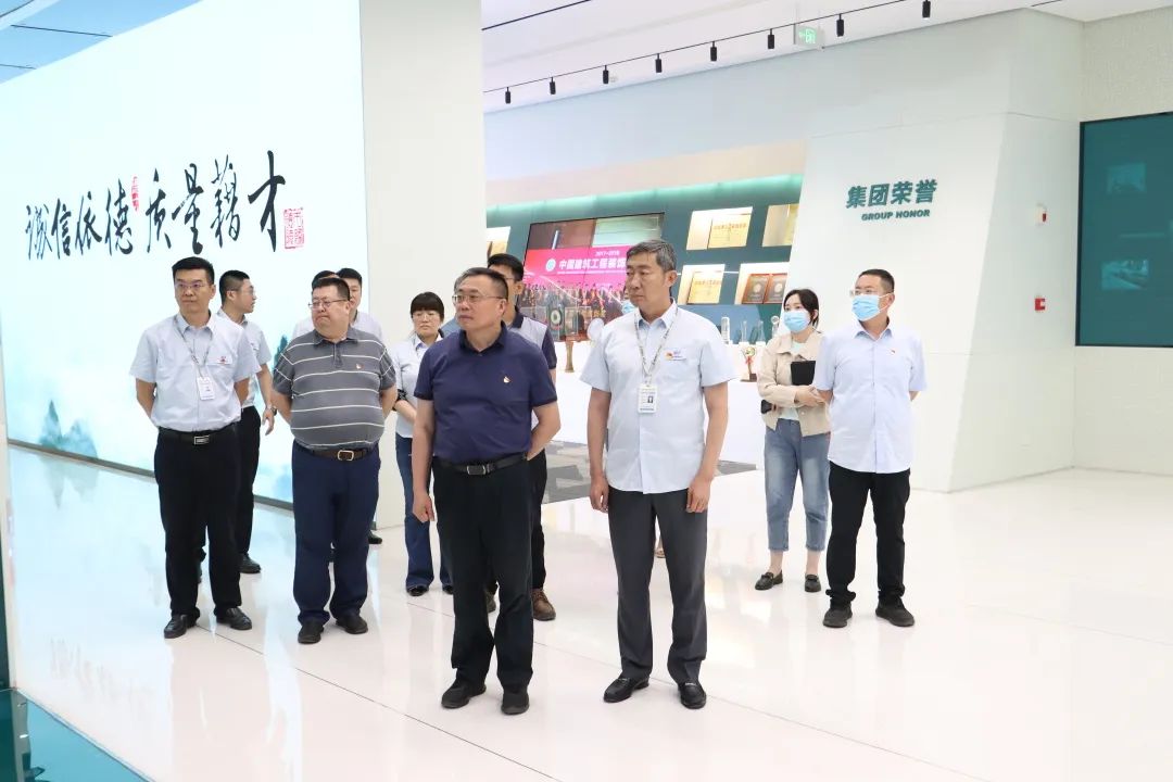 市建管中心一行蒞臨中建聯(lián)合考察并召開“先鋒住建·支部圓桌會”(圖2)