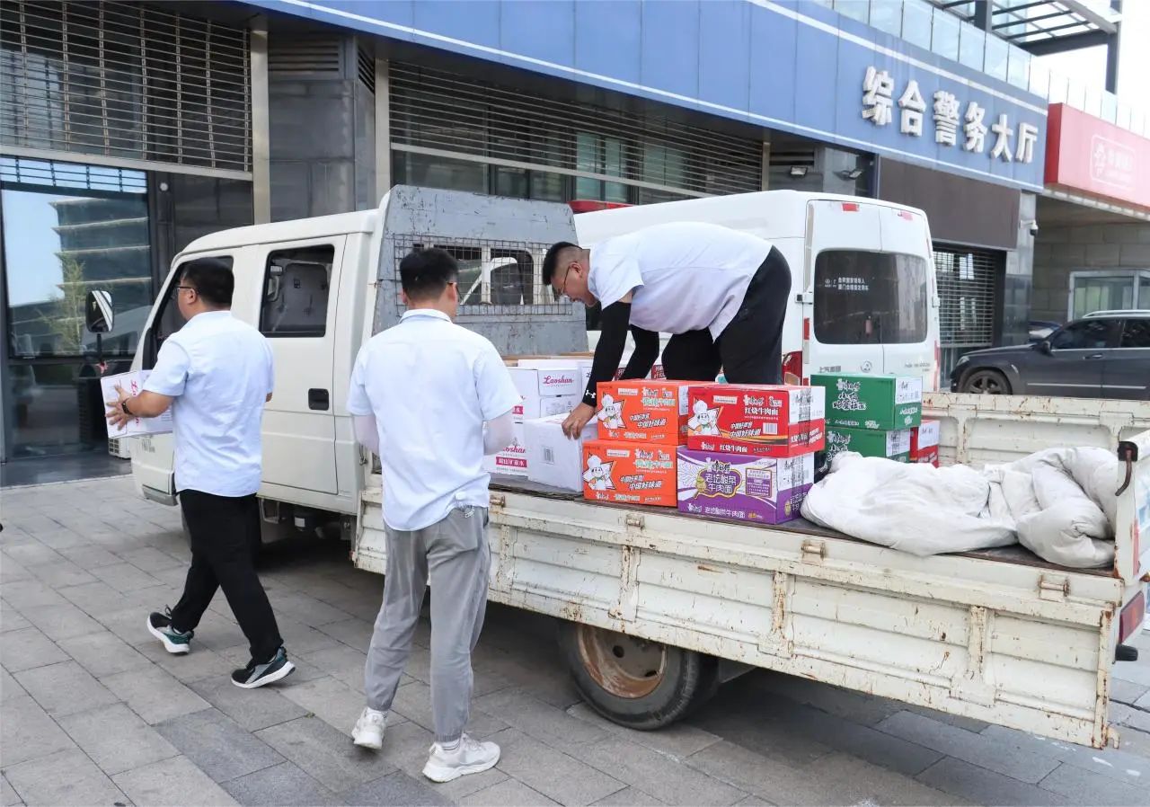 致敬一線 | 青島中建聯(lián)合集團(tuán)有限公司工會為交警同志“送清涼”(圖2) 致敬一線 | 青島中建聯(lián)合集團(tuán)有限公司工會為交警同志“送清涼”(圖2)