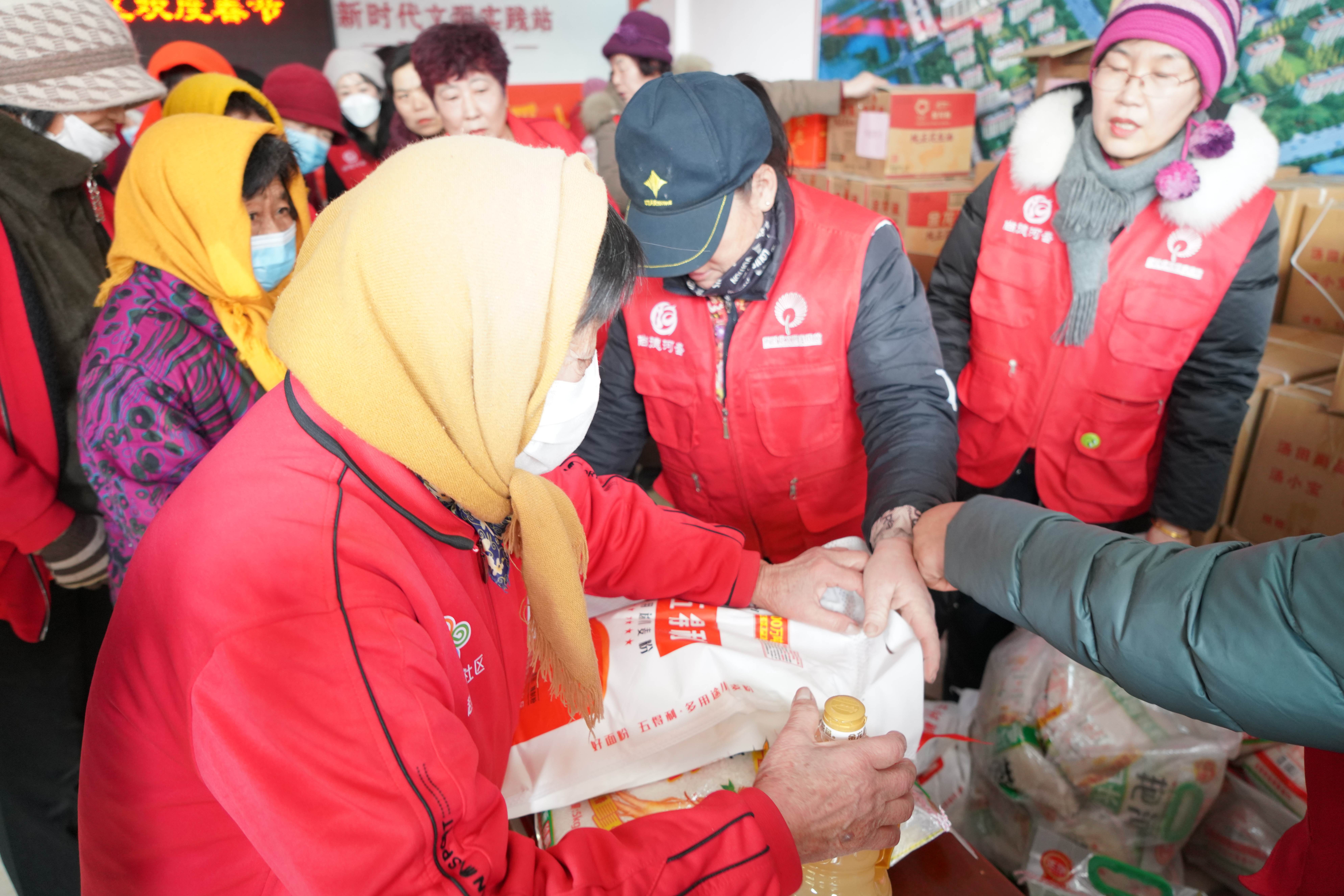 迎新春 送溫暖 | 中建聯(lián)合助力趙家?guī)X社區(qū)歡度春節(jié)(圖3) 迎新春 送溫暖 | 中建聯(lián)合助力趙家?guī)X社區(qū)歡度春節(jié)(圖3)