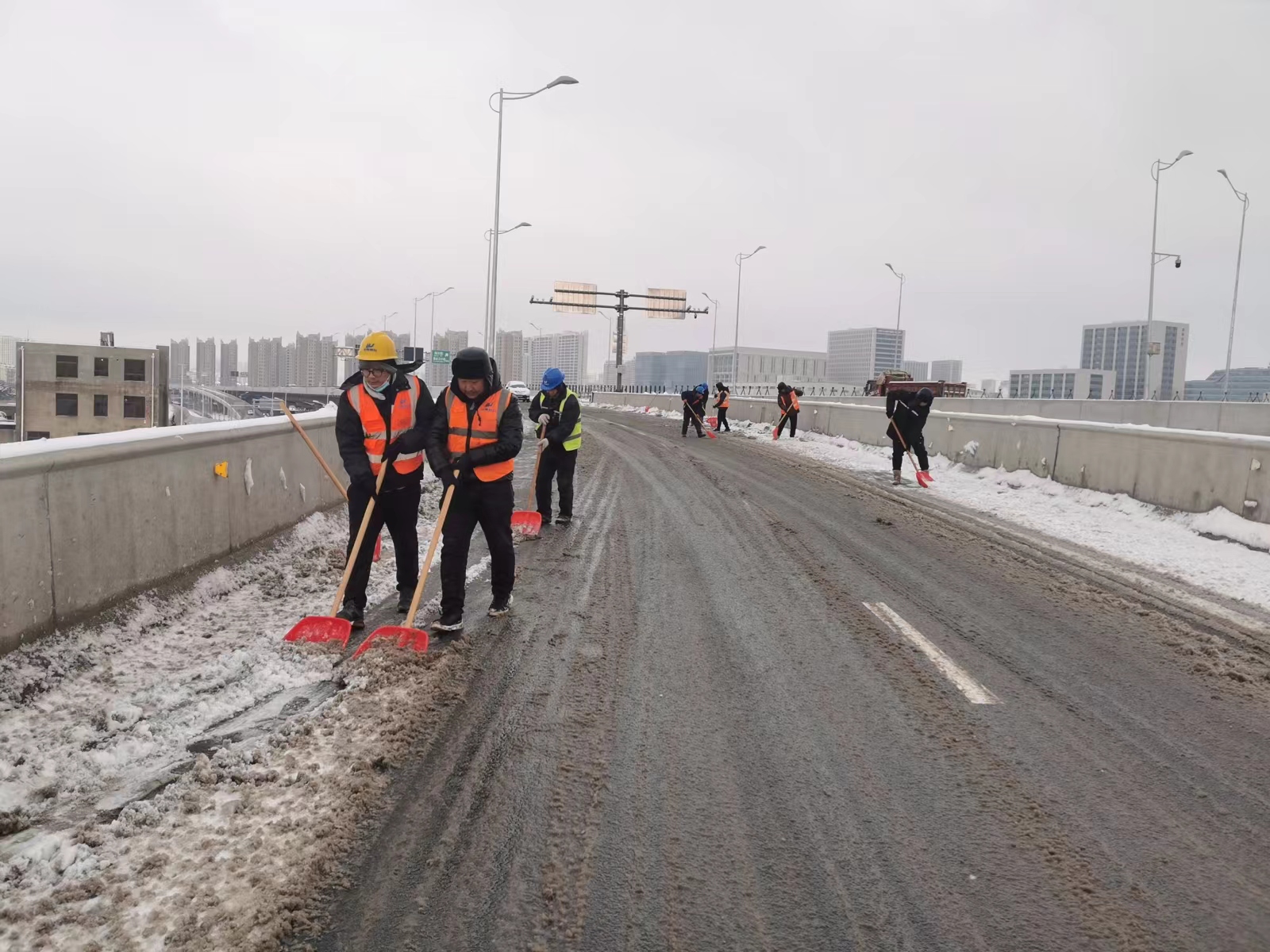 以雪為令 聞雪而動 | 中建聯(lián)合全力清冰除雪保暢通(圖1)