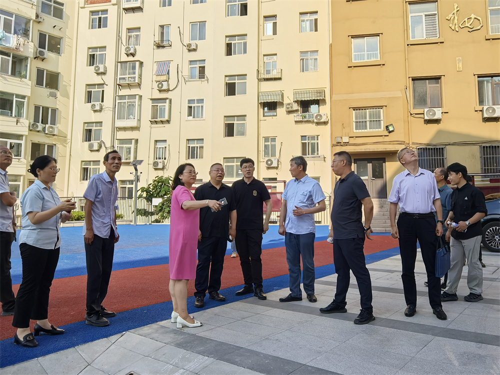 青島市市南區(qū)副區(qū)長(zhǎng)李宏建蒞臨青島七中北樓重建工程實(shí)地考察(圖2) 圖片